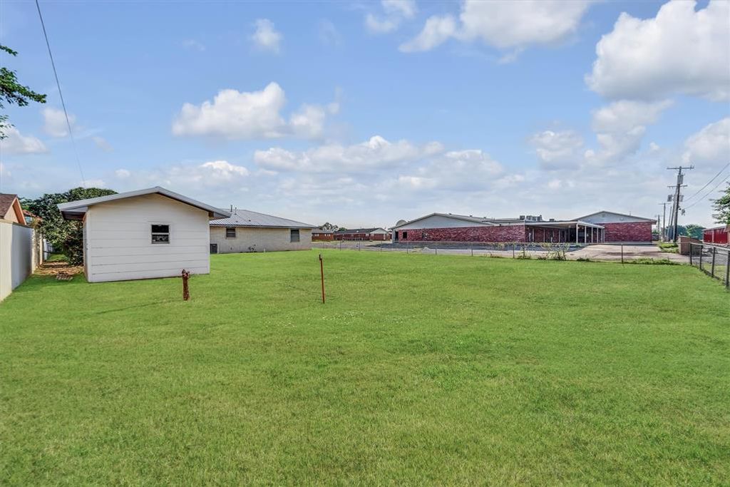 Image 36 of property listing at 412 E Washington Avenue, Sayre, OK 73662