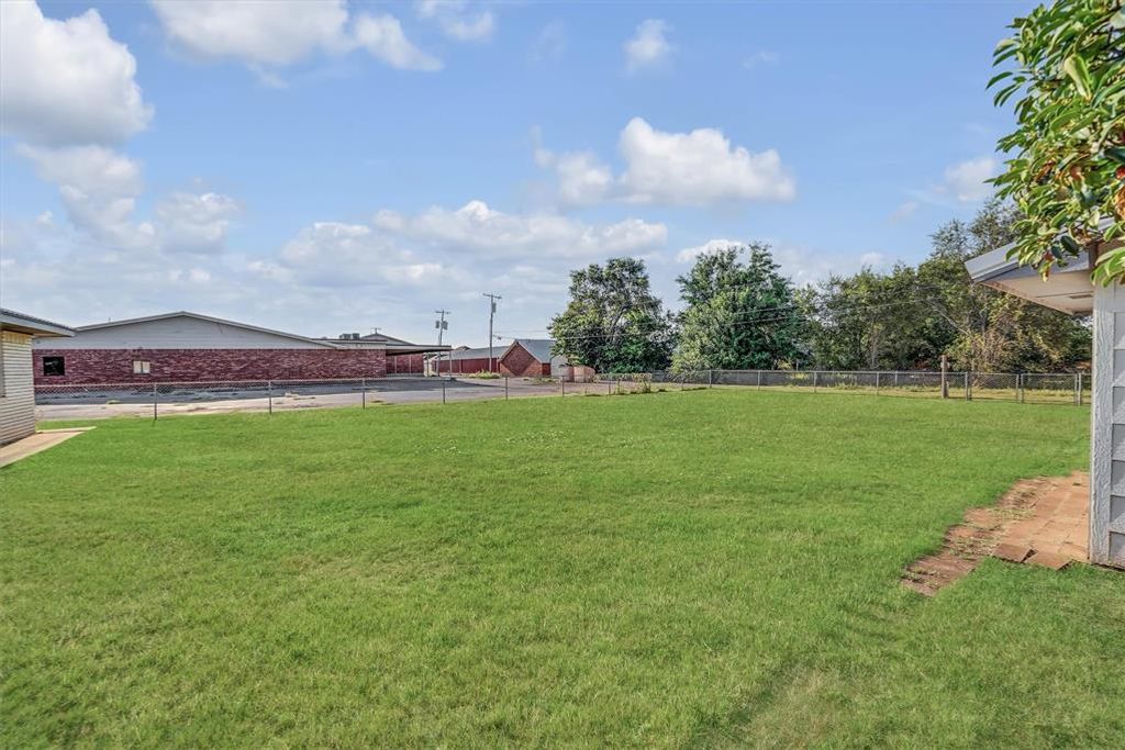 Image 37 of property listing at 412 E Washington Avenue, Sayre, OK 73662