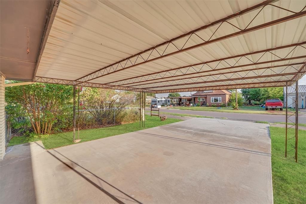 Image 5 of property listing at 412 E Washington Avenue, Sayre, OK 73662