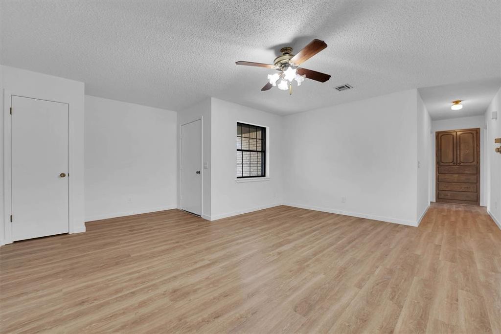 Image 8 of property listing at 412 E Washington Avenue, Sayre, OK 73662