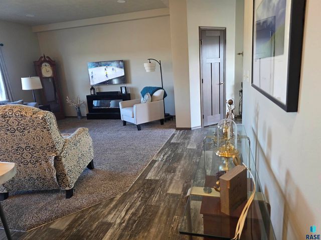 4308 E Leubecher Pl Place, Sioux Falls, SD 57108