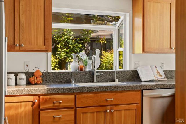 184 Cobblestone Dr, San Rafael, CA 94903