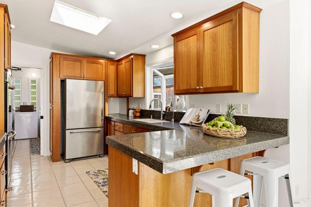 184 Cobblestone Dr, San Rafael, CA 94903