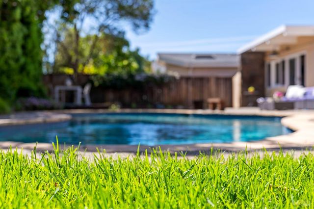 184 Cobblestone Dr, San Rafael, CA 94903