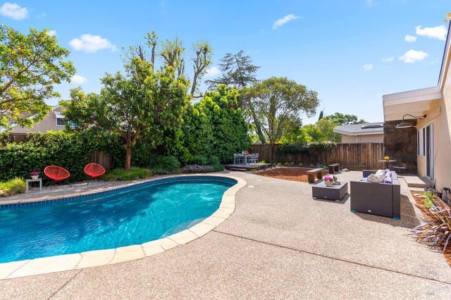 184 Cobblestone Dr, San Rafael, CA 94903