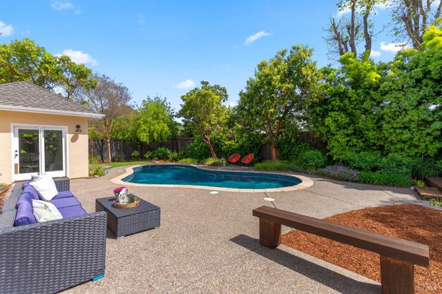 184 Cobblestone Dr, San Rafael, CA 94903