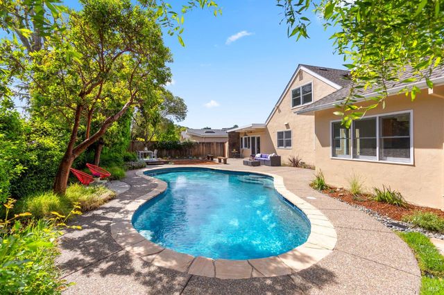 184 Cobblestone Dr, San Rafael, CA 94903