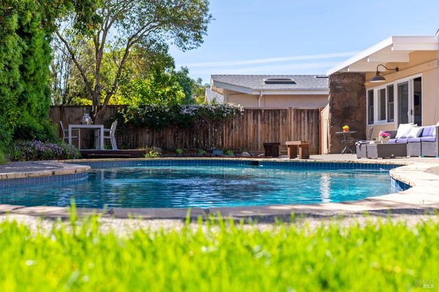 184 Cobblestone Dr, San Rafael, CA 94903