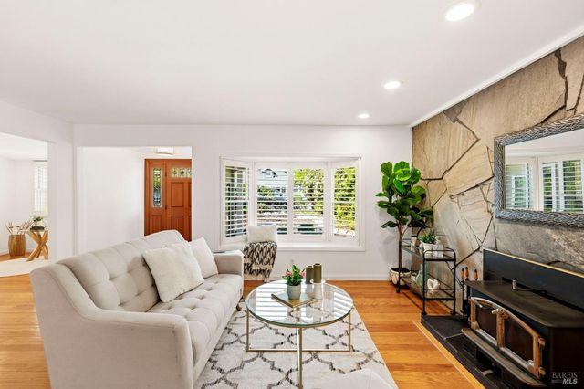 184 Cobblestone Dr, San Rafael, CA 94903