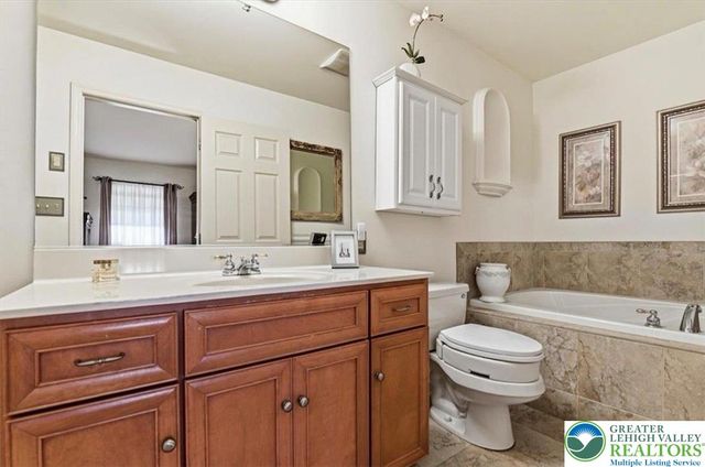 18 Holly Court, Forks Twp, PA 18040