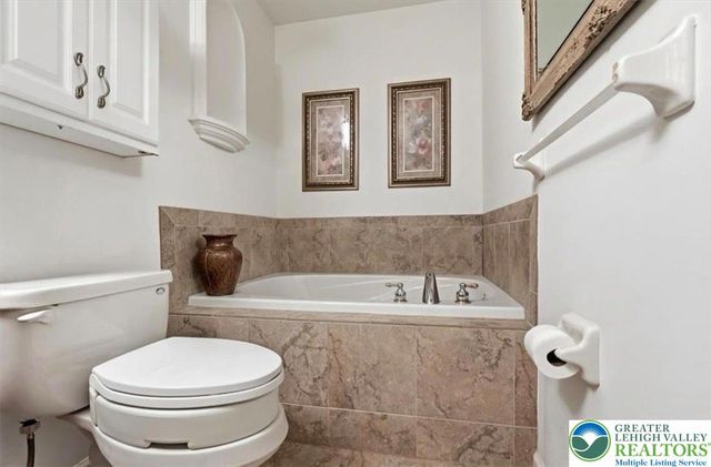 18 Holly Court, Forks Twp, PA 18040