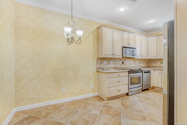 100 W El Prado Dr Apt 111, San Antonio, TX 78212