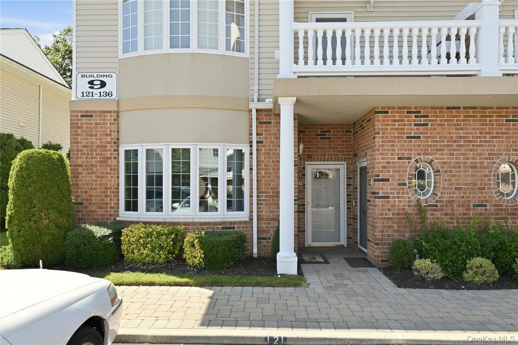 121 Francesca Way, Amityville, NY 11701 — exterior