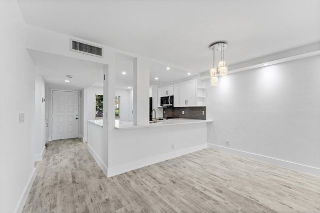 7192 Huntington Lane 208, Delray Beach, FL 33446