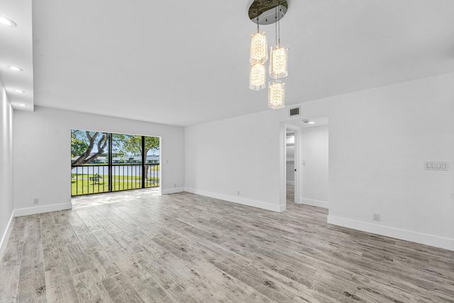 7192 Huntington Lane 208, Delray Beach, FL 33446