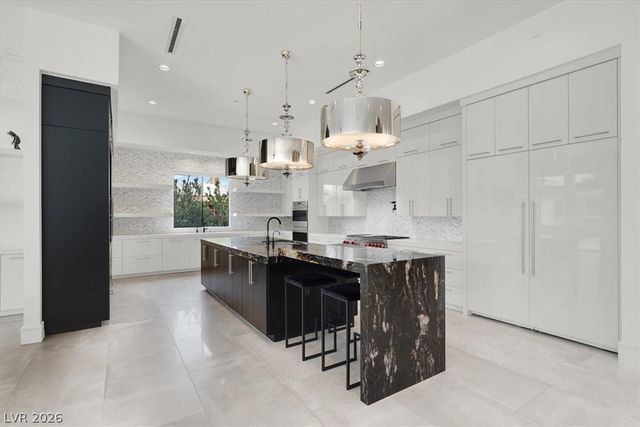 20 Pebble Hills Court, Las Vegas, NV 89141