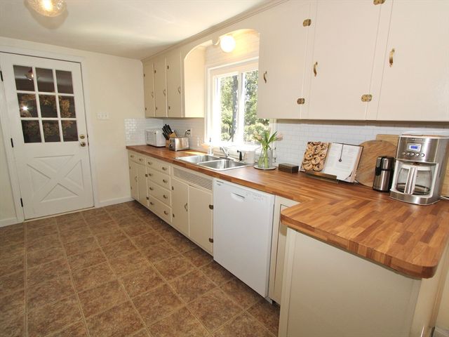 8 Birmingham Rd, Worcester, MA 01606