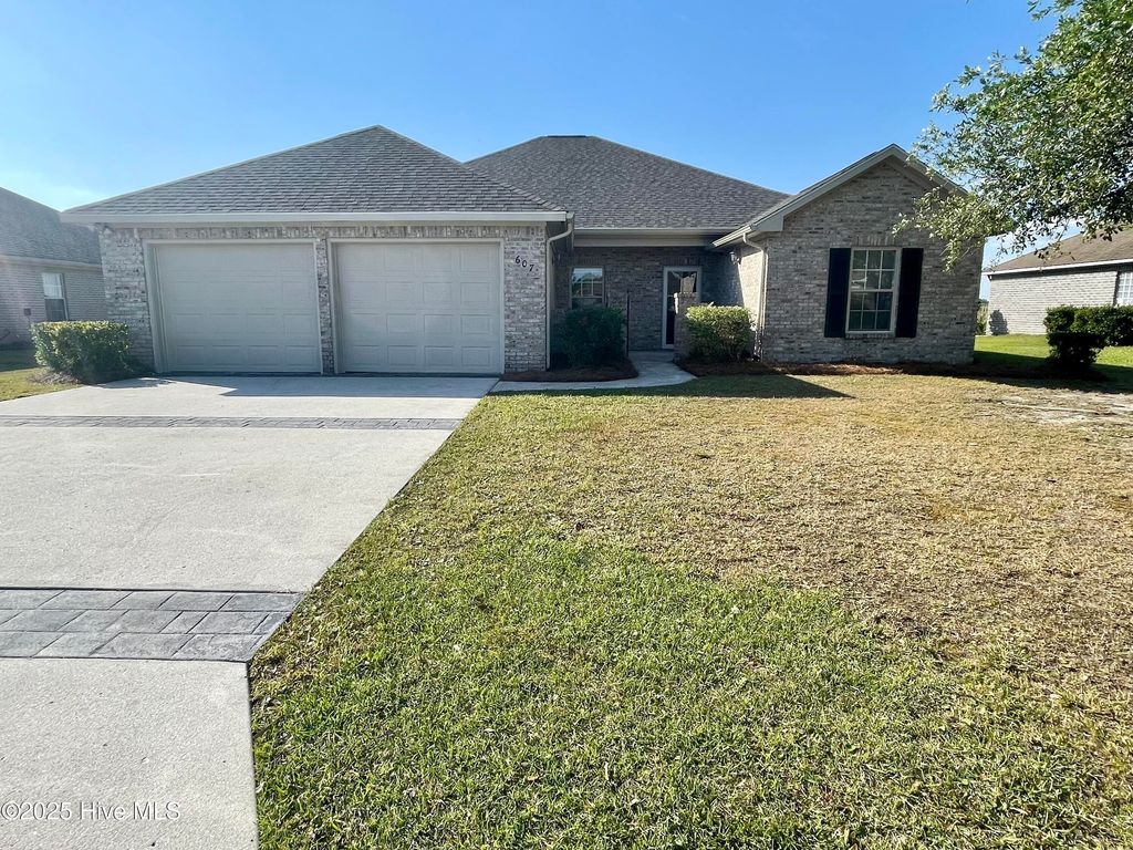 607 Castle Bay Drive, Hampstead, NC 28443