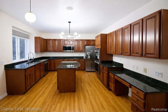 48318 Manhattan Circle, Canton, MI 48188