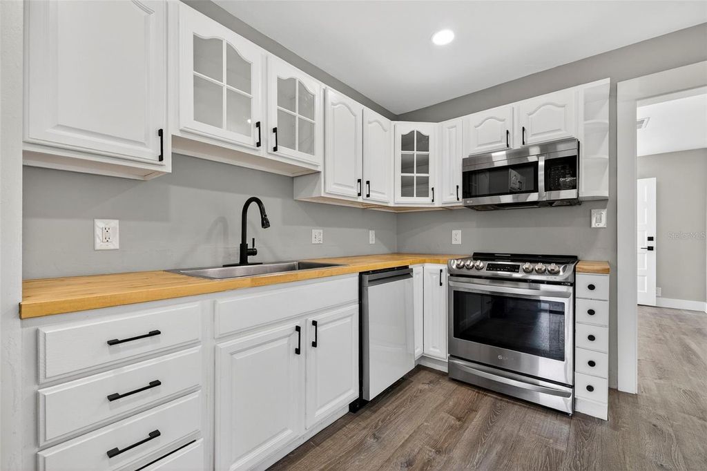 Image 12 of property listing at 181 20TH AVENUE N, St Petersburg, FL 33704