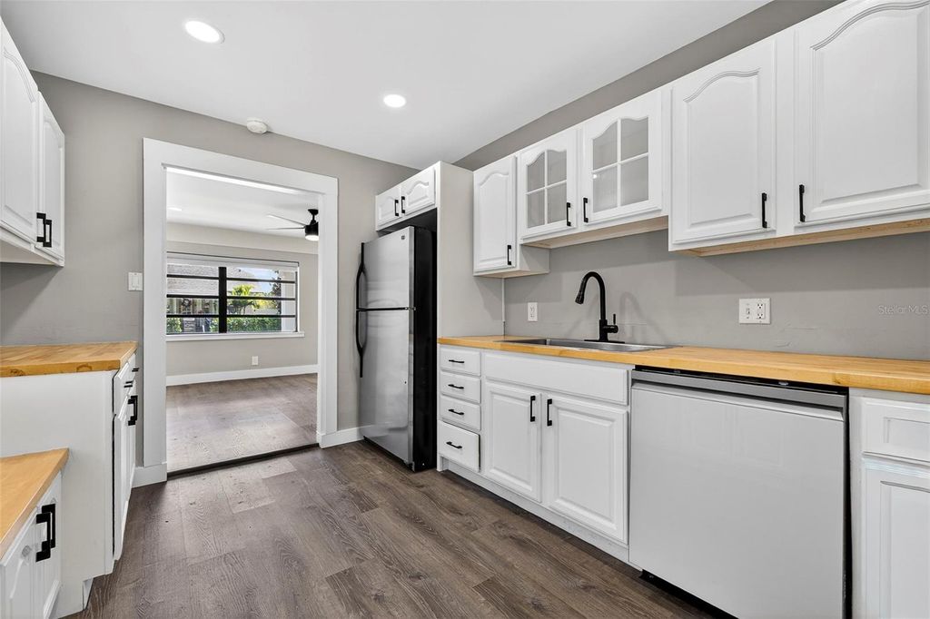 Image 13 of property listing at 181 20TH AVENUE N, St Petersburg, FL 33704