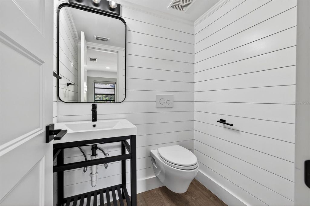 Image 15 of property listing at 181 20TH AVENUE N, St Petersburg, FL 33704