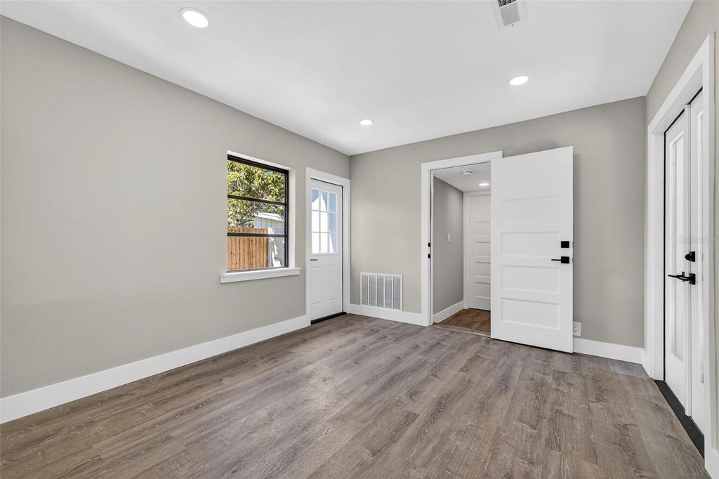 Image 22 of property listing at 181 20TH AVENUE N, St Petersburg, FL 33704