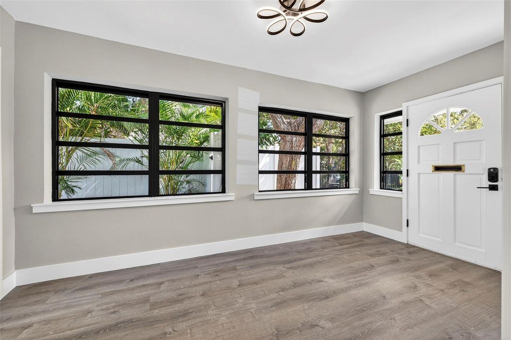 Image 7 of property listing at 181 20TH AVENUE N, St Petersburg, FL 33704