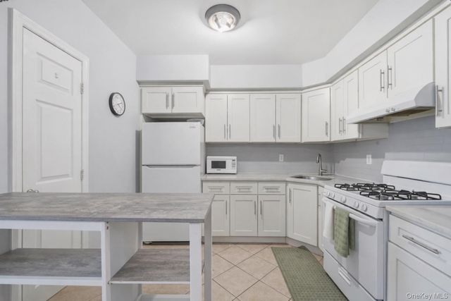 6027 78th Avenue, Glendale, NY 11385