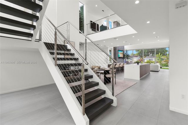 2217 NE 17th Ter, Wilton Manors, FL 33305