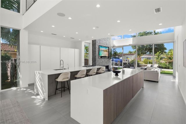 2217 NE 17th Ter, Wilton Manors, FL 33305