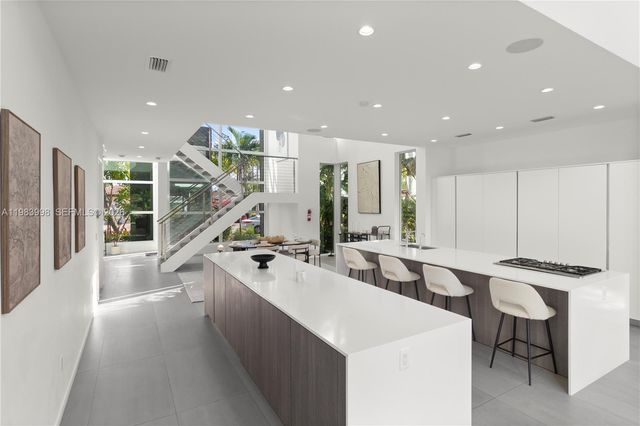 2217 NE 17th Ter, Wilton Manors, FL 33305