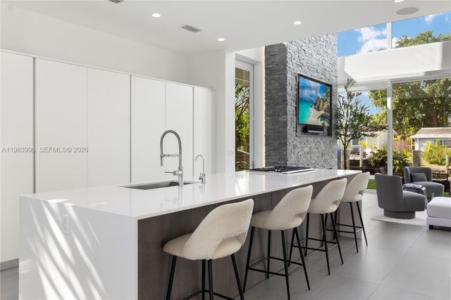 2217 NE 17th Ter, Wilton Manors, FL 33305