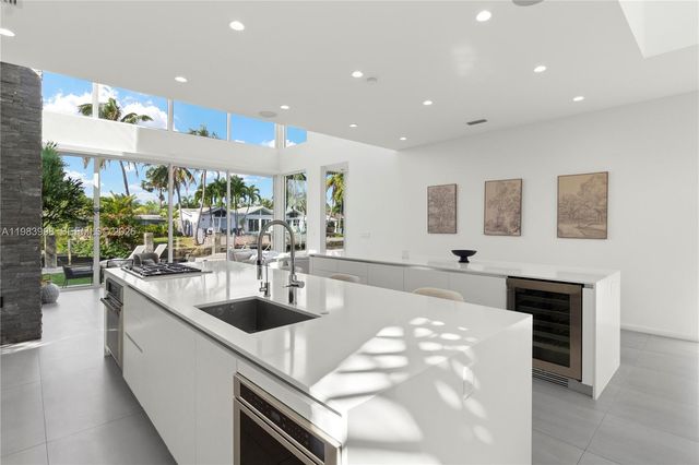 2217 NE 17th Ter, Wilton Manors, FL 33305