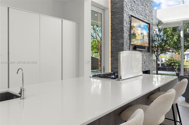 2217 NE 17th Ter, Wilton Manors, FL 33305