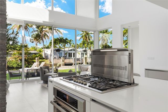 2217 NE 17th Ter, Wilton Manors, FL 33305