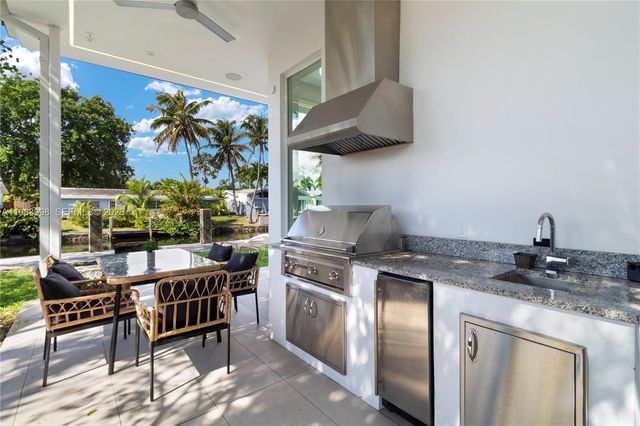 2217 NE 17th Ter, Wilton Manors, FL 33305