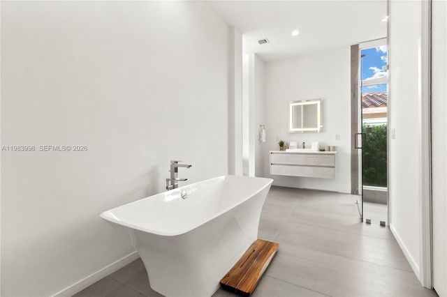 2217 NE 17th Ter, Wilton Manors, FL 33305