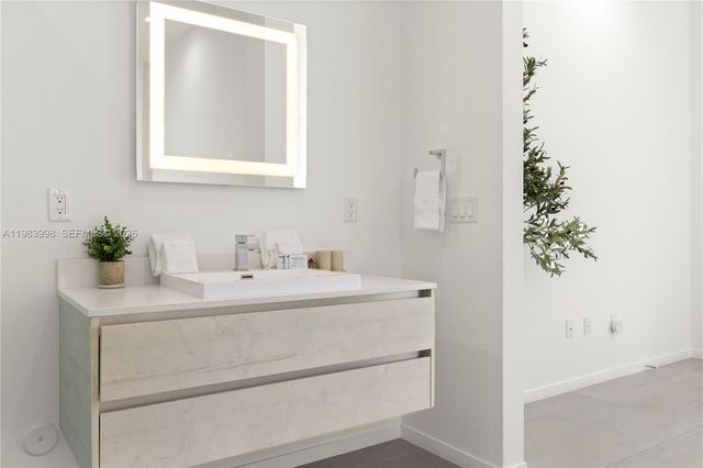 2217 NE 17th Ter, Wilton Manors, FL 33305