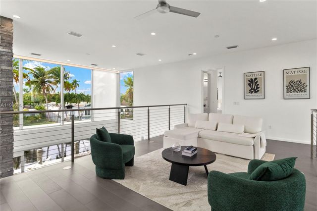 2217 NE 17th Ter, Wilton Manors, FL 33305