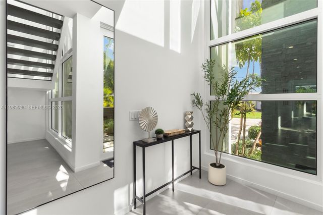 2217 NE 17th Ter, Wilton Manors, FL 33305