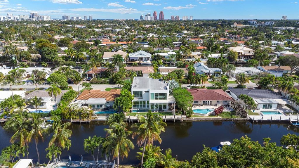 2217 NE 17th Ter, Wilton Manors, FL 33305