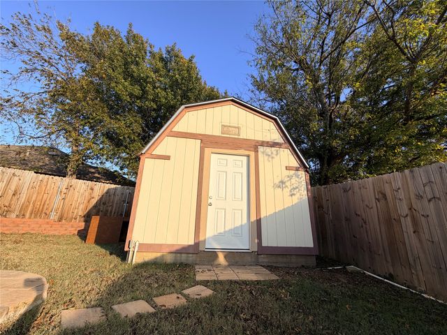 7205 Windcrest Court E, North Richland Hills, TX 76182