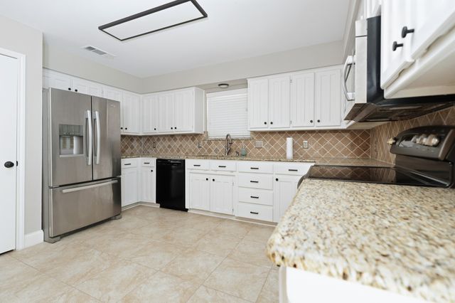 7205 Windcrest Court E, North Richland Hills, TX 76182