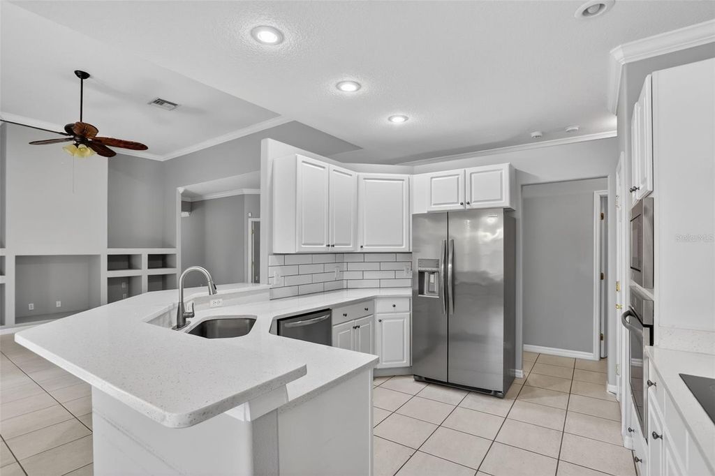 Image 9 of property listing at 8852 GREAT COVE DRIVE, Orlando, FL 32819