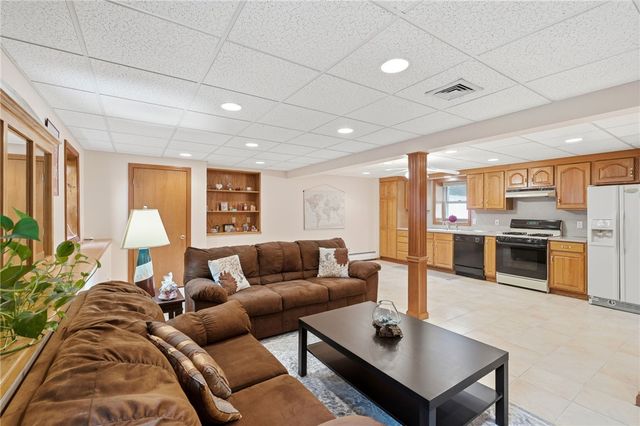 9 Daisy Court, Cranston, RI 02920