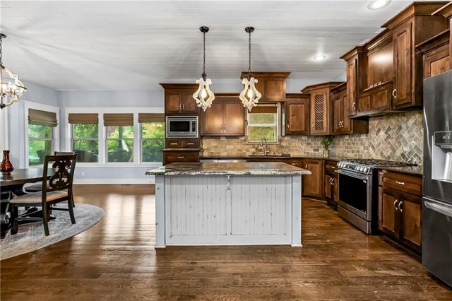 4527 Verona Drive NW, Riverside, MO 64150