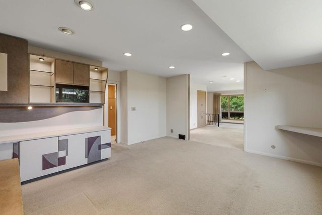 8909 N Maitland ROAD, Bayside, WI 53217
