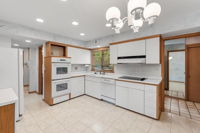 8909 N Maitland ROAD, Bayside, WI 53217
