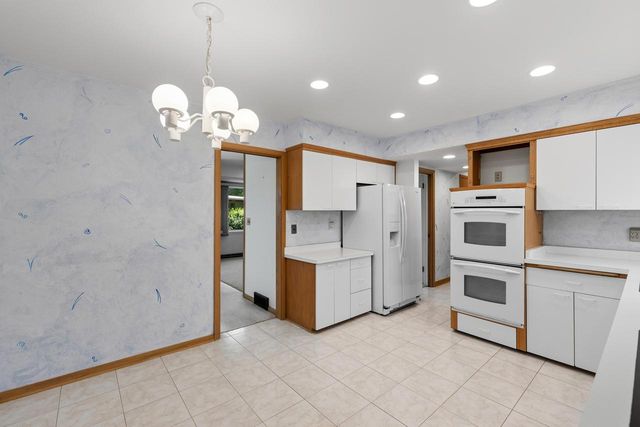 8909 N Maitland ROAD, Bayside, WI 53217